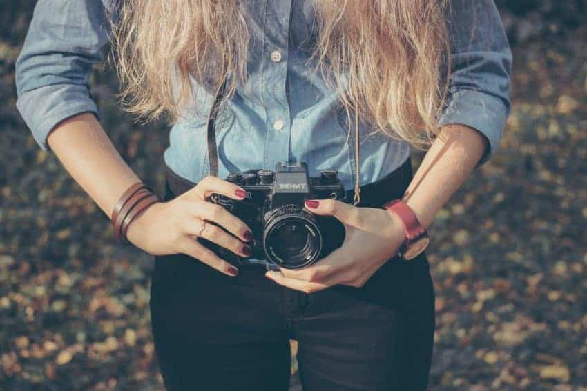 photography-unsplash-women-camera-vintage-1